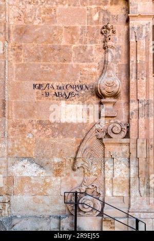 Salamanque, Espagne - 20 février 2022 : signe manuscrit sur le mur de Salamanque dans le style traditionnel. Église Carmen de Abajo. Banque D'Images