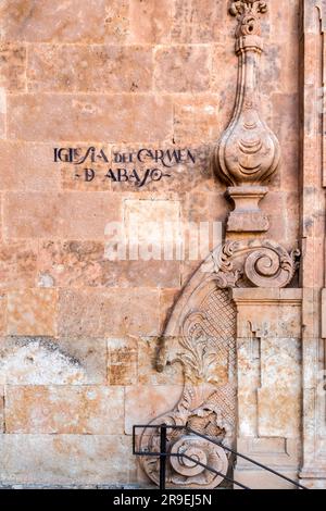 Salamanque, Espagne - 20 février 2022 : signe manuscrit sur le mur de Salamanque dans le style traditionnel. Église Carmen de Abajo. Banque D'Images