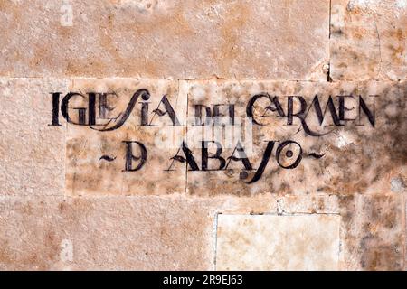 Salamanque, Espagne - 20 février 2022 : signe manuscrit sur le mur de Salamanque dans le style traditionnel. Église Carmen de Abajo. Banque D'Images