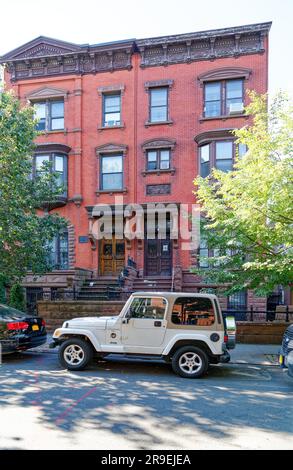 120 et 122, l'avenue Milton sont des maisons en rangée de briques et de pierres dans le district historique de Greenpoint; la paire de style Reine-Anne a été érigée en 1889. Banque D'Images