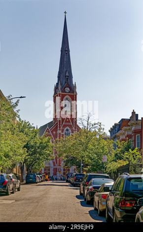 St. L'église catholique romaine Anthony de Padoue, qui fait partie du quartier historique de Greenpoint, a été construite en 1873 de briques et de pierres, style gothique victorien. Banque D'Images