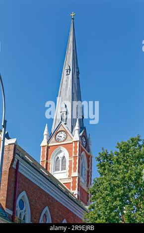 St. L'église catholique romaine Anthony de Padoue, qui fait partie du quartier historique de Greenpoint, a été construite en 1873 de briques et de pierres, style gothique victorien. Banque D'Images