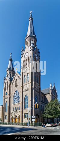 Rue Brick-and-Stone L'église Stanislaus Kostka de Greenpoint est la plus grande église catholique romaine polonaise de Brooklyn, construite en 1904 dans un style gothique révival. Banque D'Images