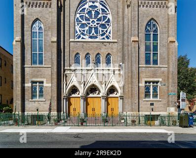 Rue Brick-and-Stone L'église Stanislaus Kostka de Greenpoint est la plus grande église catholique romaine polonaise de Brooklyn, construite en 1904 dans un style gothique révival. Banque D'Images