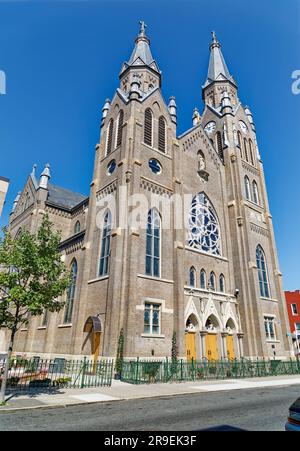 Rue Brick-and-Stone L'église Stanislaus Kostka de Greenpoint est la plus grande église catholique romaine polonaise de Brooklyn, construite en 1904 dans un style gothique révival. Banque D'Images