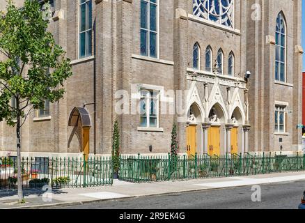 Rue Brick-and-Stone L'église Stanislaus Kostka de Greenpoint est la plus grande église catholique romaine polonaise de Brooklyn, construite en 1904 dans un style gothique révival. Banque D'Images