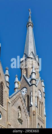 Rue Brick-and-Stone L'église Stanislaus Kostka de Greenpoint est la plus grande église catholique romaine polonaise de Brooklyn, construite en 1904 dans un style gothique révival. Banque D'Images