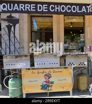 Quarre de chocolat est un magasin de gaufres très populaire dans le village de Quarre les tombes - attendez-vous à une ligne de 1000 pieds et une heure d'attente, Yonne FR Banque D'Images