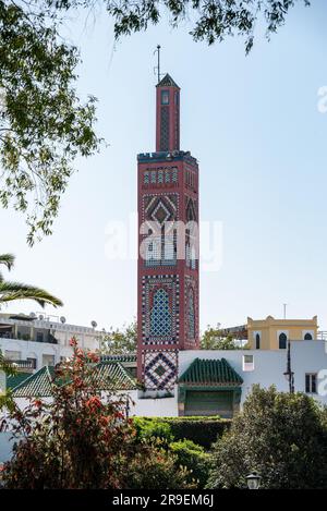 Minaret coloré de la mosquée Sidi Bou Abib dans le centre-ville de Tanger, au Maroc Banque D'Images