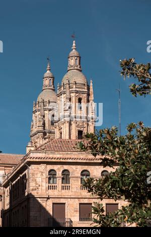 La Clerecia est un bâtiment baroque de l'ancien Collège royal de l'Esprit Saint de la Société de Jésus construit entre les 17th et 18th siècles. Banque D'Images