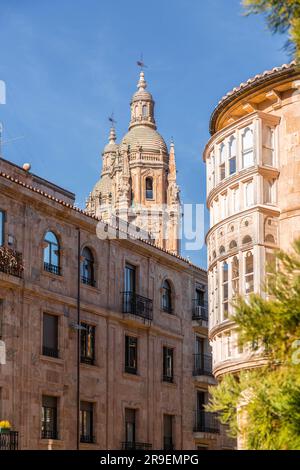 La Clerecia est un bâtiment baroque de l'ancien Collège royal de l'Esprit Saint de la Société de Jésus construit entre les 17th et 18th siècles. Banque D'Images