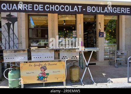 Quarre de chocolat est un magasin de gaufres très populaire dans le village de Quarre les tombes - attendez-vous à une ligne de 1000 pieds et une heure d'attente, Yonne FR Banque D'Images