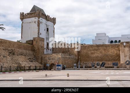 Tour Borj al Khamra médiévale dans le centre-ville d'Asilah, au Maroc Banque D'Images