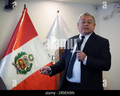 Carlos Figueroa, Président exécutif de DEVIDA, lors d'une conférence de presse à l'intention de correspondants étrangers au Pérou, présentant le rapport annuel 2022 sur la surveillance des cultures de coca au Pérou. Le rapport indique un total de 95 000 hectares de coca au Pérou, ce qui représente une augmentation de 18% par rapport à 2021. La Commission nationale pour le développement et la vie sans drogue, DEVIDA, est un organe officiel du Gouvernement péruvien attaché à la présidence du Conseil des ministres en charge de la conception et de la conduite de la stratégie nationale contre la drogue. Banque D'Images