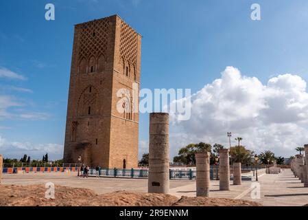 Emblématique tour Hassan dans le centre de Rabat, prévu comme un minaret encore plus élevé d'une mosquée, le Maroc Banque D'Images