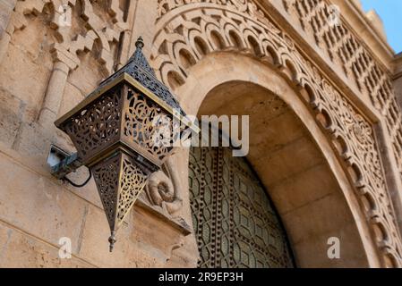 Décor oriental pittoresque d'une porte à la mosquée du quartier Hassan à Rabat, au Maroc Banque D'Images