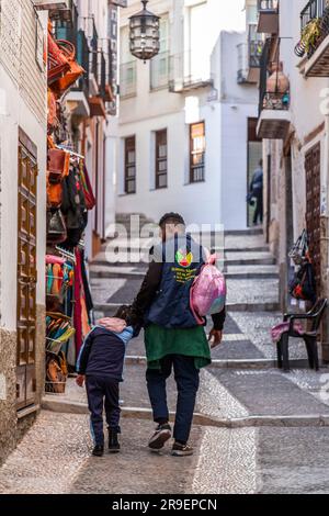 Grenade, Espagne - 22 février 2022 : père et fille marchant dans les rues historiques de Grenade, Espagne. Banque D'Images