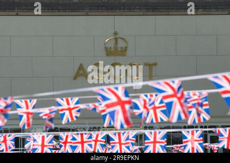 Ascot, Berkshire, Royaume-Uni. 21st juin 2023. Les drapeaux d'Union Jack flottent dans le vent à Ascot. Les préparatifs étaient en cours tôt ce matin avant le deuxième jour de Royal Ascot à l'hippodrome d'Ascot, célèbre dans le monde entier, dans le Berkshire. Crédit : Maureen McLean/Alay Banque D'Images