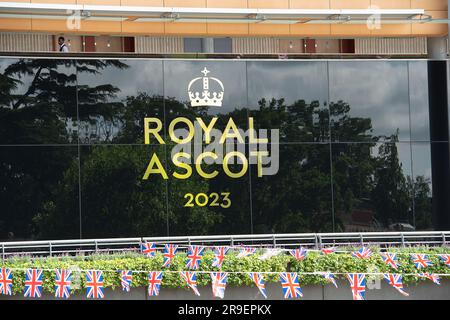 Ascot, Berkshire, Royaume-Uni. 21st juin 2023. Les drapeaux d'Union Jack flottent dans le vent à Ascot. Les préparatifs étaient en cours tôt ce matin avant le deuxième jour de Royal Ascot à l'hippodrome d'Ascot, célèbre dans le monde entier, dans le Berkshire. Crédit : Maureen McLean/Alay Banque D'Images