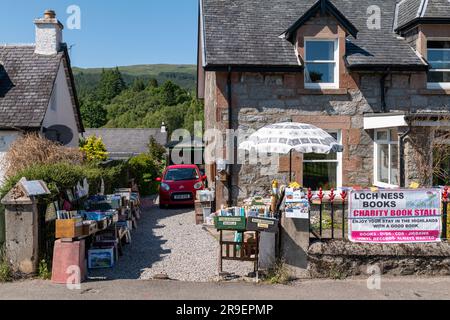 15 juin 2023. Fort Augustus, Écosse. C'est Loch Ness Books, Charity Book Sall sur une journée ensoleillée. Banque D'Images