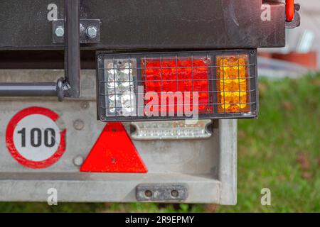 Limite de vitesse du triange de sécurité des feux arrière sur un véhicule de remorque agricole de style européen Banque D'Images