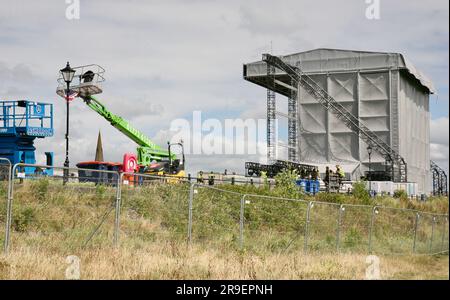 Une vue des techniciens qui construisent le Lytham Festival Stage, Lytham St Annes, Lancashire, Royaume-Uni, Europe lundi, 26th, juin 2023 Banque D'Images