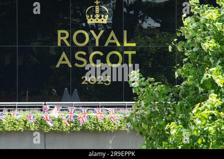 Ascot, Berkshire, Royaume-Uni. 21st juin 2023. Les drapeaux d'Union Jack flottent dans le vent à Ascot. Les préparatifs étaient en cours tôt ce matin avant le deuxième jour de Royal Ascot à l'hippodrome d'Ascot, célèbre dans le monde entier, dans le Berkshire. Crédit : Maureen McLean/Alay Banque D'Images