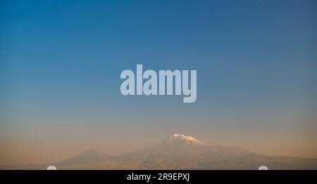 Coucher de soleil sur le Mont Ararat, situé sur le territoire des Highlands arméniens, le stratovolcan est composé de deux cônes de volcans dormants fusionnés avec Banque D'Images