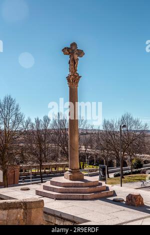 Salamanque, Espagne-20 FÉVRIER 2022 : Jésus-Christ sur le monument en pierre de croix à Salamanque, Castille et Léon, Espagne. Banque D'Images