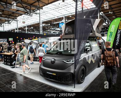 VW bus Festival 2023 Besucherandrang in der Halle mit Teilemarkt Banque D'Images