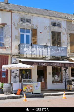 Quarre de chocolat est un magasin de gaufres très populaire dans le village de Quarre les tombes - attendez-vous à une ligne de 1000 pieds et une heure d'attente, Yonne FR Banque D'Images