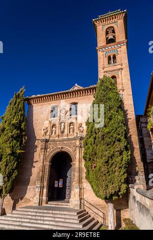 Grenade, Espagne - 22 février 2022 : Eglise de San Gil et Santa Ana à Grenade, Espagne. Banque D'Images