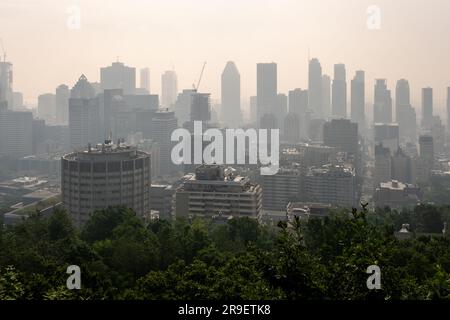 Montréal, CA - 24 juin 2023 : le centre-ville de Montréal dans la fumée des feux de forêt canadiens Banque D'Images