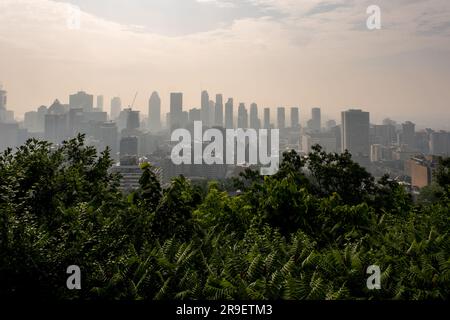 Montréal, CA - 24 juin 2023 : le centre-ville de Montréal dans la fumée des feux de forêt canadiens Banque D'Images