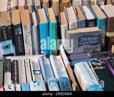 15 juin 2023. Fort Augustus, Écosse. C'est Loch Ness Books, Charity Book Sall sur une journée ensoleillée. Banque D'Images