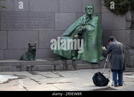 Un touriste photographiant une partie du Franklin Delano Roosevelt Memorial. Washington, DC. ÉTATS-UNIS. Banque D'Images