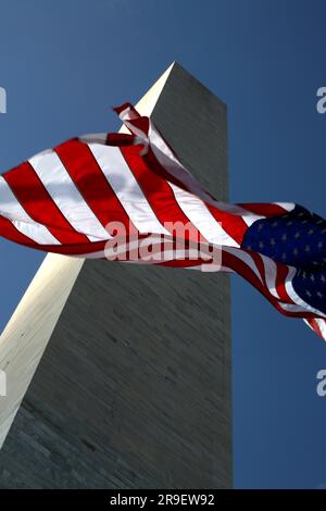 Drapeau flottant devant le Washington Monument. National Mall, Washington DC Banque D'Images