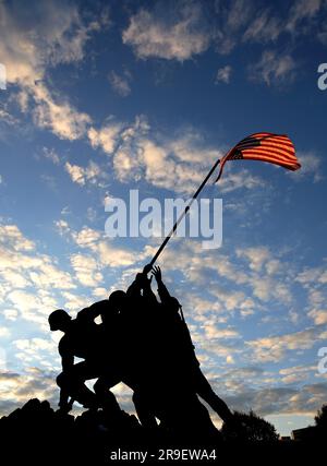 Le United States Marine corps War Memorial (Iwo Jima Memorial) au coucher du soleil. Arlington, États-Unis. Banque D'Images