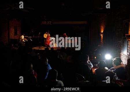 Un groupe jouant au HR-57, l'un des plus populaires de jazz locaux à Washington. Le flash de l'appareil photo s'éteint au premier plan. Washington, DC. ÉTATS-UNIS Banque D'Images