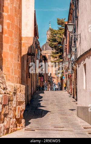 Salamanque, Espagne-20 FÉVRIER 2022: Architecture générique et vue sur la rue de Salamanque, une ville historique dans la région de Castille et Leon de l'Espagne. Banque D'Images