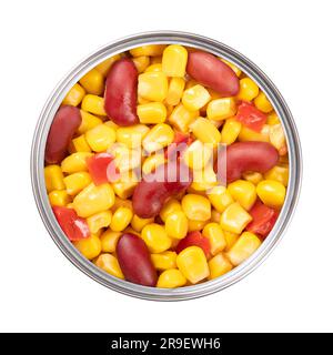 Mélange de maïs texan en conserve, maïs, haricots rouges et poivron en dés, dans une boîte ouverte. Prêt à manger, comme plat d'accompagnement à un barbecue ou pique-nique. Banque D'Images