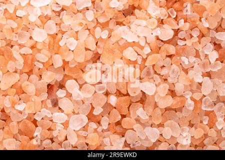 Sel de l'Himalaya, cristaux grossiers, macro photo. Sel de roche, halite, avec une teinte rose, due à des traces de minéraux, extrait de la région du Punjab. Banque D'Images
