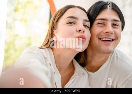 Homme et femme prenant des photos de selfie à la maison Banque D'Images