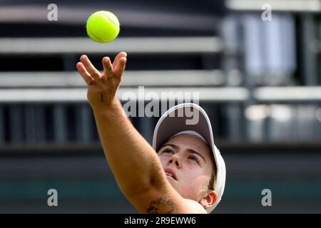 Bad Homburg, Allemagne. 26th juin 2023. Tennis: WTA Tour, célibataires, femmes, 1st Round Andreescu (CAN) - Kartal (GBR). Sonay Kartal en service. Credit: Joaquim Ferreira/dpa/Alay Live News Banque D'Images