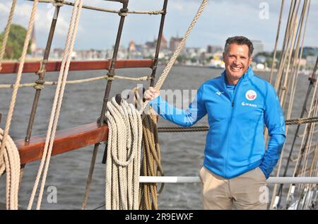 Rostock, Allemagne. 26th juin 2023. L'entraîneur Alois Schwartz se trouve sur le pont du bateau à voile 'Santa Barbara Anna' dans le port de Rostock pour l'ouverture de saison de l'équipe de football de deuxième division du FC Hansa Rostock. Credit: Danny Gohlke/dpa/Alay Live News Banque D'Images