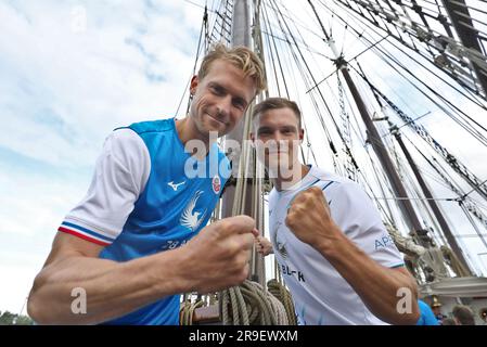 Rostock, Allemagne. 26th juin 2023. Oliver Hüsing (l) et Svante Ingelsson présentent les nouveaux maillots pour l'ouverture de saison de l'équipe de football de deuxième division FC Hansa Rostock sur le pont du bateau à voile 'Santa Barbara Anna' dans le port de Rostock. Credit: Danny Gohlke/dpa/Alay Live News Banque D'Images