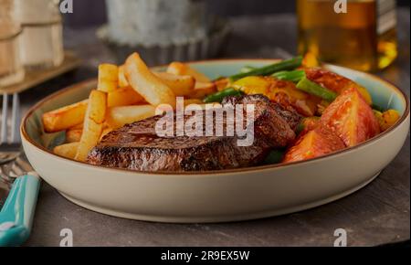 Médaillon de bœuf avec frites et salade mixte. Banque D'Images