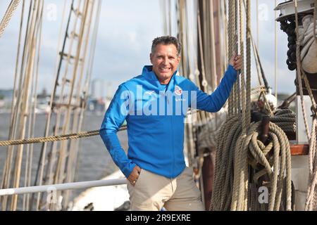 Rostock, Allemagne. 26th juin 2023. L'entraîneur Alois Schwartz se trouve sur le pont du bateau à voile 'Santa Barbara Anna' dans le port de Rostock pour l'ouverture de saison de l'équipe de football de deuxième division du FC Hansa Rostock. Credit: Danny Gohlke/dpa/Alay Live News Banque D'Images