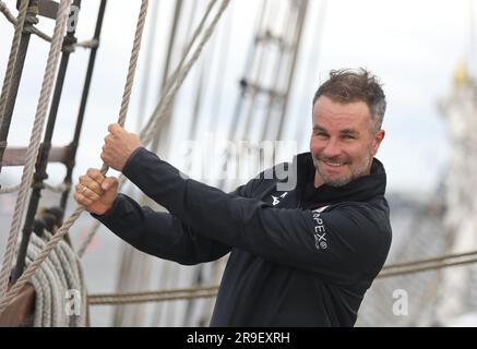 Rostock, Allemagne. 26th juin 2023. Le directeur sportif Kristian Walter se trouve sur le pont du bateau à voile 'Santa Barbara Anna' dans le port de Rostock, à l'ouverture de la saison du club de football de deuxième division du FC Hansa Rostock. Credit: Danny Gohlke/dpa/Alay Live News Banque D'Images