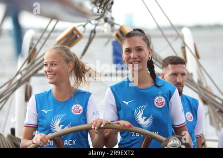 Rostock, Allemagne. 26th juin 2023. Laurena Köhler (à gauche) et Vanessa Rist (à droite) de l'équipe féminine du FC Hansa Rostock présentent les nouveaux maillots sur le pont du bateau à voile 'Santa Barbara Anna' dans le port de Rostock. Credit: Danny Gohlke/dpa/Alay Live News Banque D'Images